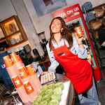 Noor op een evenement van LINDA.meiden in rood schort